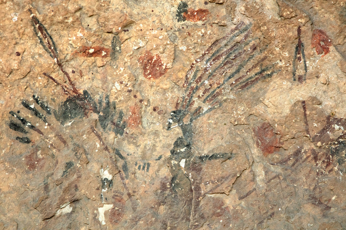 A human figure from the site of Panther Cave features what scholars call “ecstatic hair” extending from its head and a series of red dots coming from its mouth that typify what Boyd calls speech-breath. 
