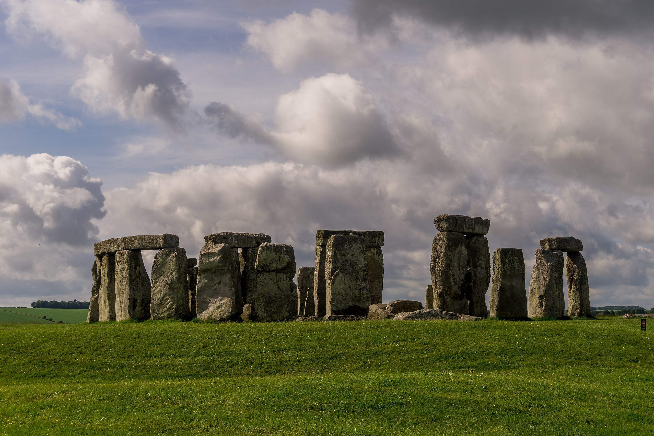 2560px Stonehenge from the north