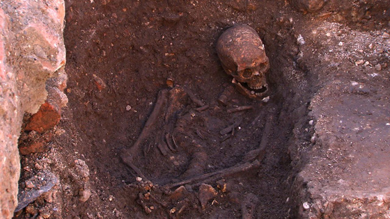 After just a few days of excavation, the archaeologists uncovered a skeleton with multiple battle wounds and a curved spine. (Courtesy University of Leicester)