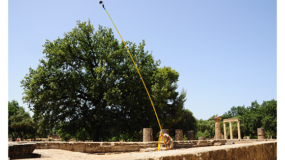 Photogrammetric recording of the Hera temple at Olympia is based on more than 4,200 high-resolution photographs. The first job was to survey the whole building site by mounting a camera on a pole and raising it more than 20 feet above the ground. (Sarah Murray/Digital Architecture Project (c) 2016)