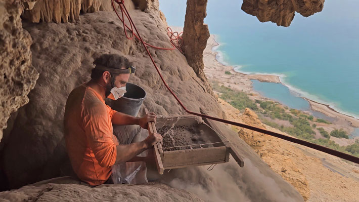 Archaeologists in the cave in Israel’s Ein Gedi Nature Reserve where four ancient Roman swords were found (Photography Matan Toledano, Israel Antiquities Authority)