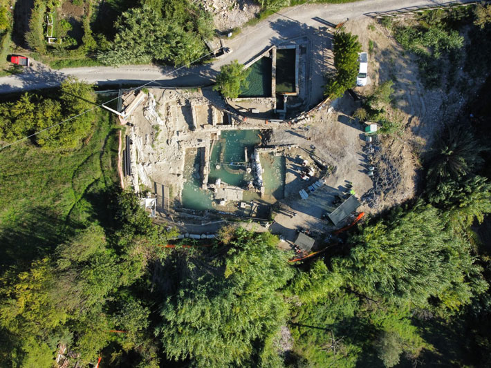 Aerial view of the thermal baths and sanctuary at San Casciano dei Bagni (Italy Soprintendenza ABAP per le province di Siena, Grosseto e Arezzo and Comune di San Casciano dei Bagni, Courtesy Jacopo Tabolli) 