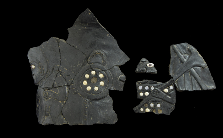 Fragments of a Moche-style pottery vessel at Pampa la Cruz depict a captive with a rope around his neck (left), and a figure carrying a war club (right).