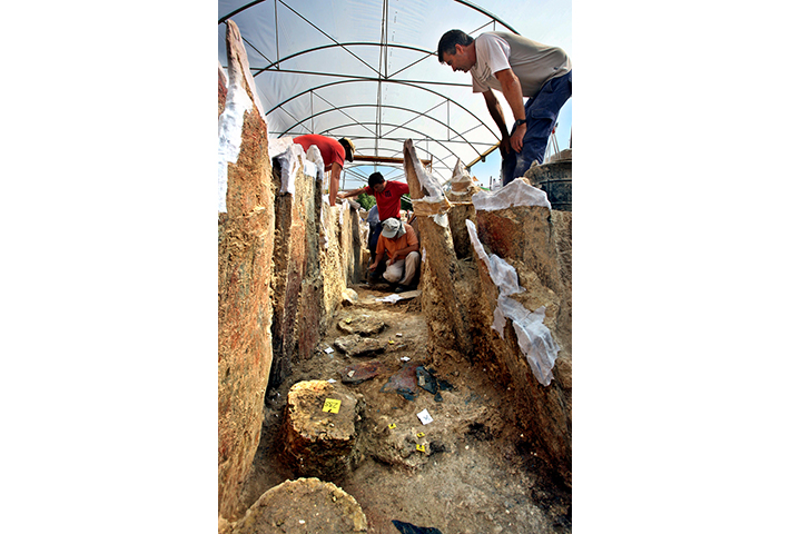 Archaeologists excavate the corridor in the Montelirio tholos leading to a chamber where 20 people, including at least 15 women, were buried. (Courtesy Research Group ATLAS, University of Sevilla/Photograph: Antonio Acedo García)