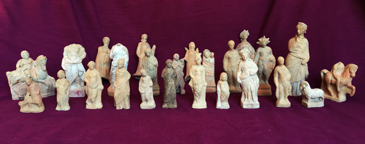 Collect old terra-cotta figures
