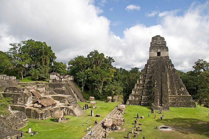 Descubren posible complejo de embajadas en ciudad maya de Tikal