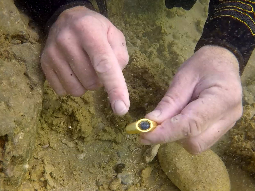 5.The underwater discovery of the gold ring. Photo Israel Antiquities Authority Marine Archaeology Unit