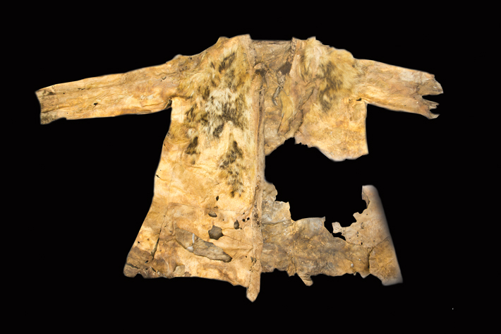 Binicilik, göçebe pastoralistlerin tipik bir tarzı olan bu koyun derisi ceketi giyerek gömüldü.