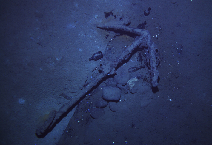 One of the wreck’s anchors, along with liquor bottles that appear to date to the early nineteenth century, were photographed by the automated underwater vehicle in 2017. (Bureau of Ocean Energy Management/C&C Technologies)
