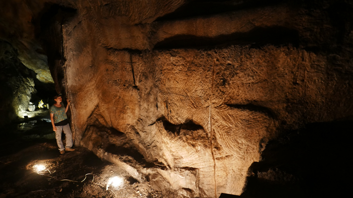 A calcite alabaster quarry has been discovered in Te’omim Cave, on the western slopes of the Jerusalem hills, near the present-day city of Beth Shemesh. Researchers recently determined that alabaster from the quarry was used to craft bathtubs used by the king of Judea, Herod the Great (r. 37–4 B.C.). (Courtesy Prof. Boaz Zissu and Martin (Szusz), Department of Land of Israel Studies and Archaeology, Bar-Ilan University)