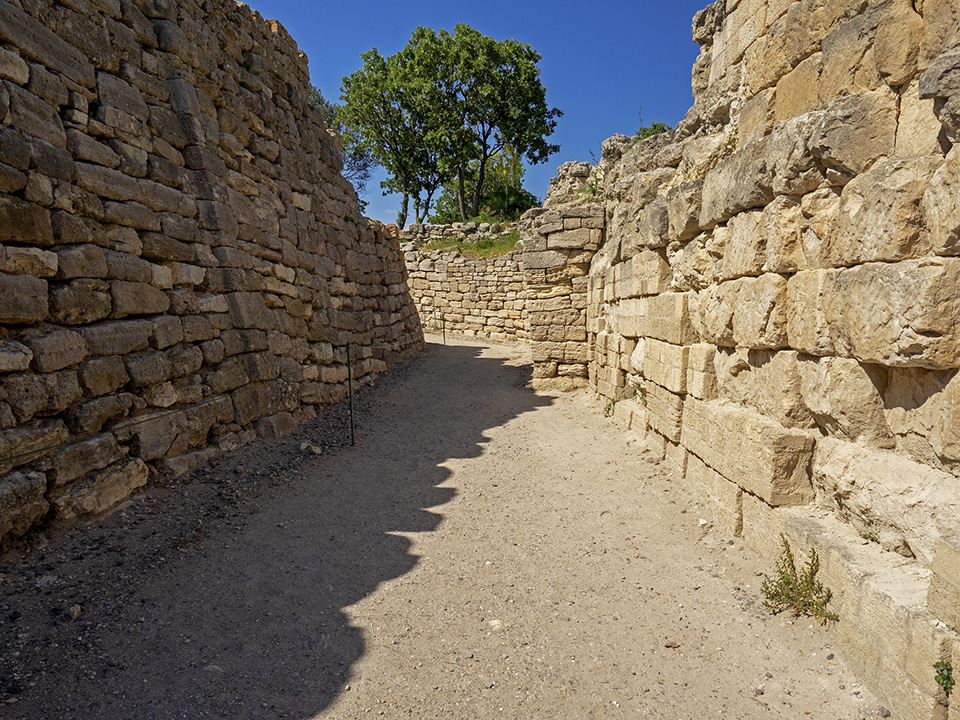 The walls of Troy VI